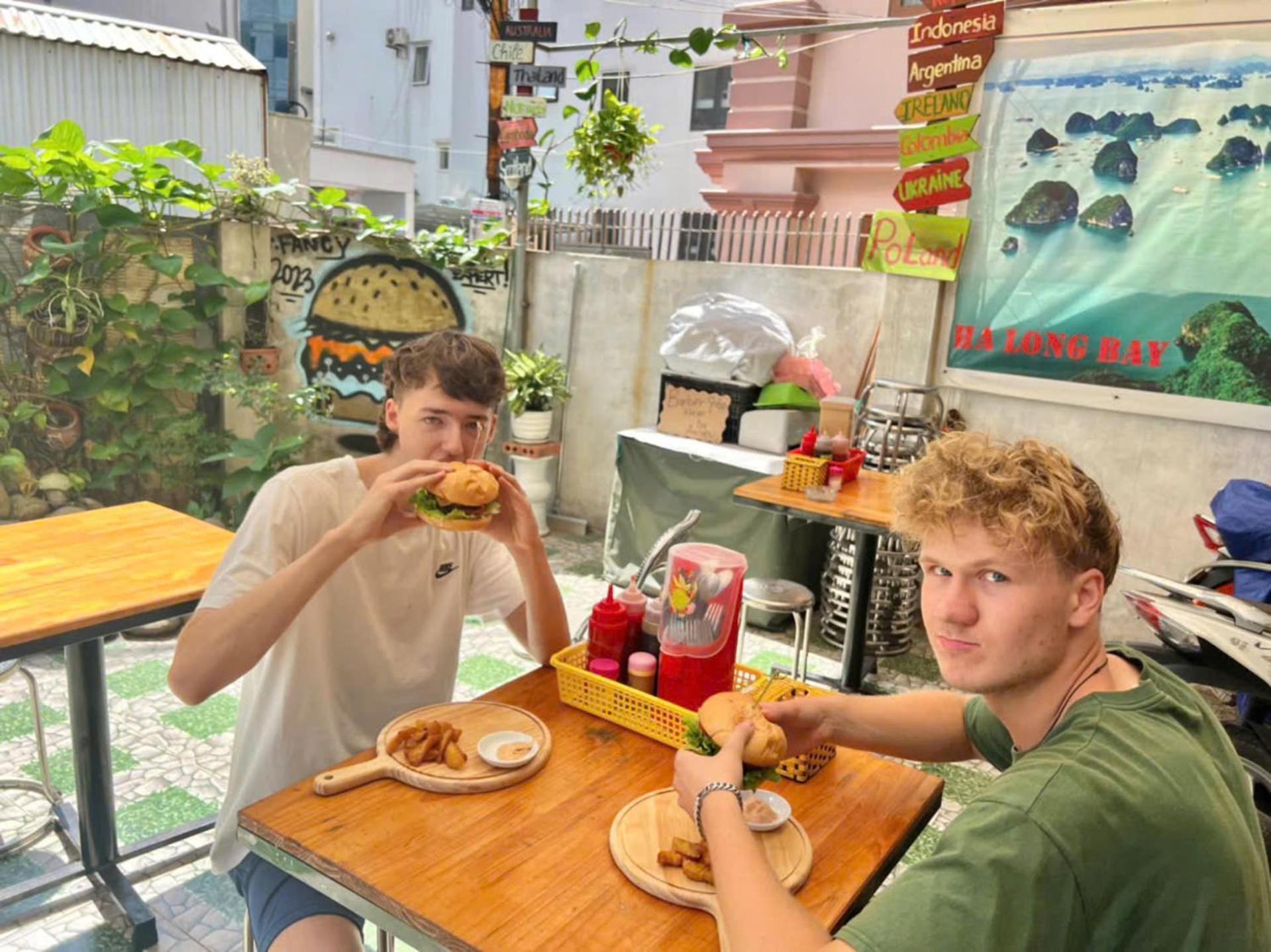 Ha Long Fancy Hostel With Vegetarian And Vegan Restaurant 外观 照片